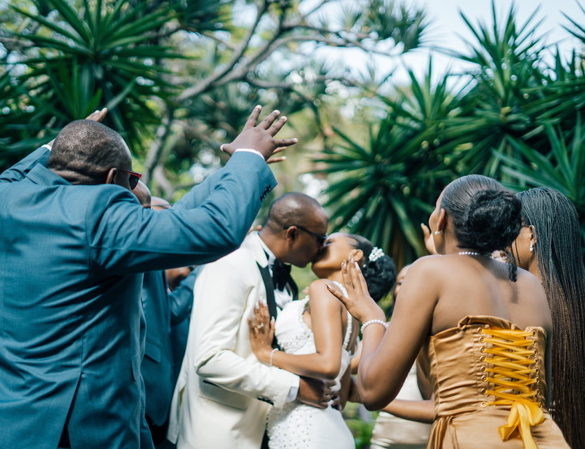 ALF00250 Happy & Moses